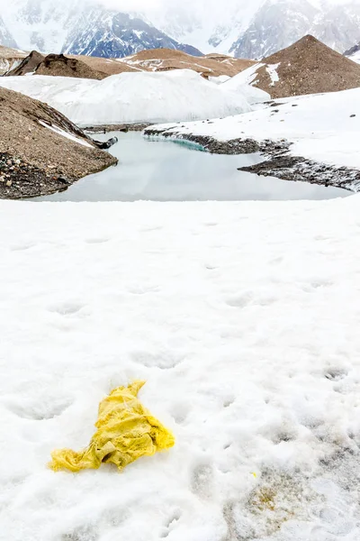 Des Ordures Éparpillées Sur Une Montagne Enneigée Sauvons Planète Recyclons — Photo