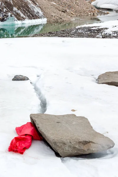 Des Ordures Éparpillées Sur Une Montagne Enneigée Sauvons Planète Recyclons — Photo