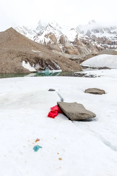 Müll Verstreut Über Schneebedeckten Berg Lasst Uns Den Planeten Retten — Stockfoto