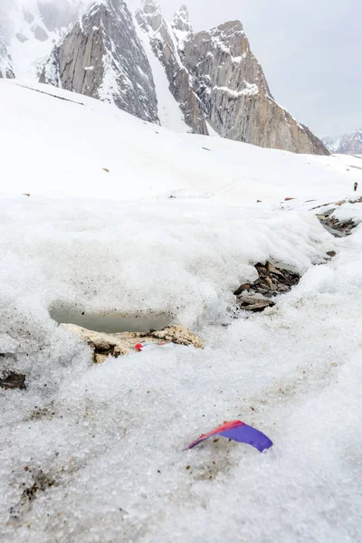 Des Ordures Éparpillées Sur Une Montagne Enneigée Sauvons Planète Recyclons — Photo