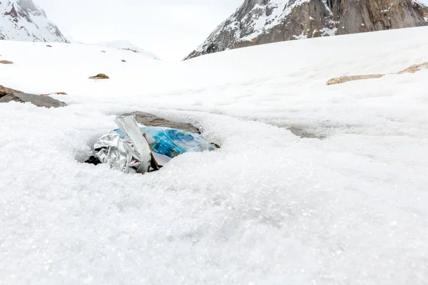 Lixo Espalhado Por Montanhas Nevadas Vamos Salvar Planeta Reciclar Excesso — Fotografia de Stock