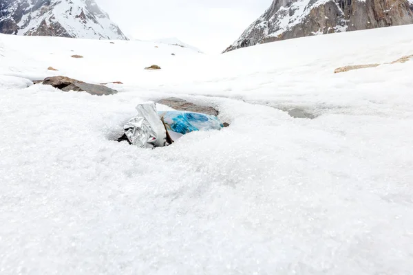 Spazzatura Sparsa Sulla Montagna Innevata Salviamo Pianeta Ricicliamo Spazzatura Eccesso — Foto Stock