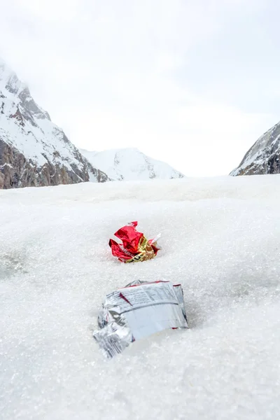 垃圾散落在雪山上 让我们拯救地球 回收多余的垃圾 污染概念 — 图库照片