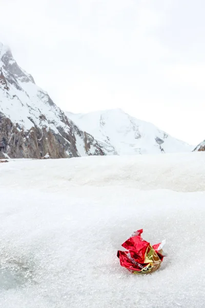 Des Ordures Éparpillées Sur Une Montagne Enneigée Sauvons Planète Recyclons — Photo