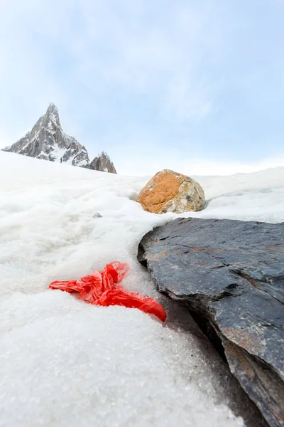 Vuilnis Verspreid Besneeuwde Berg Laten Planeet Redden Overtollige Vuilnis Recyclen — Stockfoto