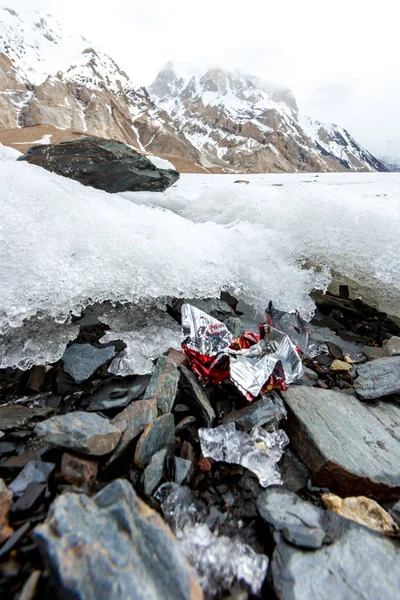 Odpadky Roztroušené Zasněžené Hoře Zachráníme Planetu Recyklujte Přebytečné Odpadky Koncepce — Stock fotografie