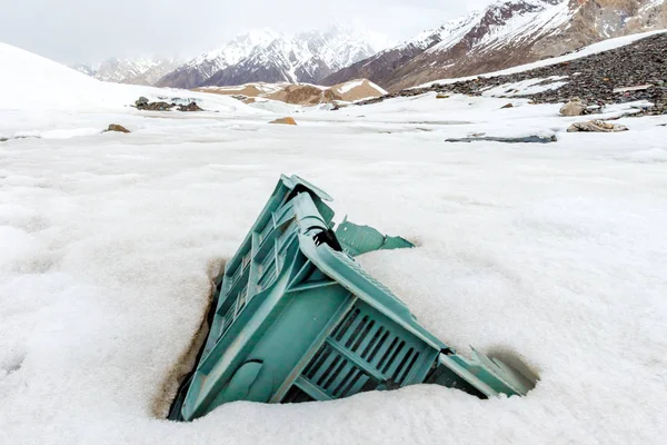 Des Ordures Éparpillées Sur Une Montagne Enneigée Sauvons Planète Recyclons — Photo