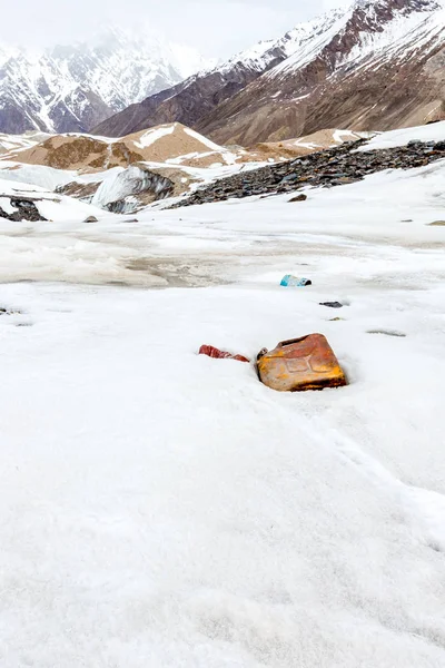 Odpadky Roztroušené Zasněžené Hoře Zachráníme Planetu Recyklujte Přebytečné Odpadky Koncepce — Stock fotografie