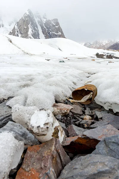 Odpadky roztroušené po zasněžené hoře. Zachráníme planetu a — Stock fotografie