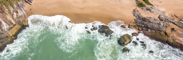 Tropisch Strand Met Panoramisch Uitzicht Golven Rotsen Zand Achtergrond Reisbestemmingen — Stockfoto