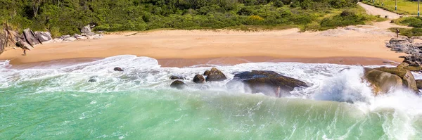 Trópusi Strand Panorámás Kilátással Hullámok Sziklák Homok Háttér Utazási Célpontok — Stock Fotó