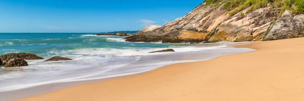 Tropisk Strand Med Panoramautsikt Och Vågor Klippor Och Sand Bakgrund — Stockfoto