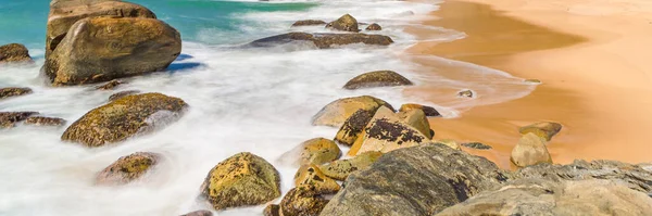 Тропический Пляж Панорамным Видом Волнами Скалами Песчаным Фоном Туристические Направления — стоковое фото