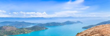 Saco do Mamangua, Paraty, Rio de Janeiro, Brezilya 'da tropikal bir fiord. Panoramik görünümlü web pankartı.