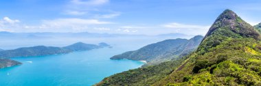 Saco do Mamangua, Paraty, Rio de Janeiro, Brezilya 'da tropikal bir fiord. Panoramik görünümlü web pankartı.