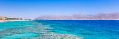 Eilat, İsrail. Güzel deniz, kumsallar ve dağlıklar. Panoramik görünümlü web pankartı.