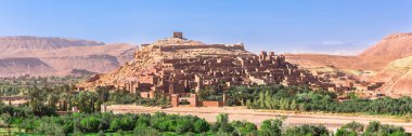 Ait Benhaddou Kasbah, Ait Ben Haddou, Ouarzazate, Fas, Afrika. Panoramik görünümlü web pankartı.