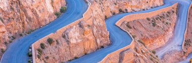 Dades Gorge, Afrika 'nın Fas kentindeki Atlas Dağları arasında güzel bir yoldur. Panoramik görünümlü web pankartı.