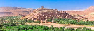Ait Benhaddou Kasbah, Ait Ben Haddou, Ouarzazate, Fas, Afrika. Panoramik görünümlü web pankartı.