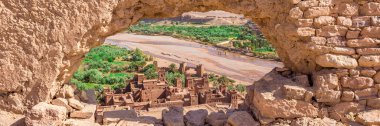 Ait Benhaddou Kasbah, Ait Ben Haddou, Ouarzazate, Fas, Afrika. Panoramik görünümlü web pankartı.