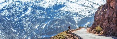 Fas, Afrika 'daki Atlas Dağları. Panoramik manzaralı bir web pankartı. Yol.