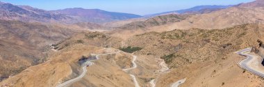 Fas, Afrika 'daki Atlas Dağları. Panoramik manzaralı bir web pankartı. Yol.