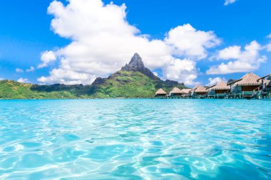 Bora Bora Adası, Fransız Polinezyası. Panoramik manzaralı web pankartı Bu inanılmaz plaj