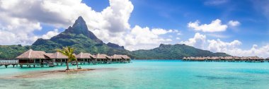 Bora Bora Adası, Fransız Polinezyası. Panoramik manzaralı web pankartı Bu labirent plaj