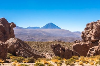 Şili 'nin Atakama Çölü' ndeki manzara yolu. Güney Amerika.