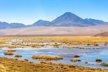 Şili 'nin Atakama Çölü' ndeki manzara yolu. Güney Amerika.