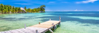 Belize, Orta Amerika 'da tropik bir cennet. Panoramik görünümlü web pankartı.