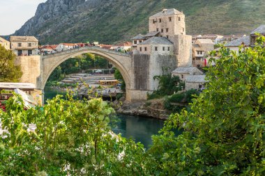 Mostar, Bosna-Hersek. Şehrin ve eski köprünün manzarası.