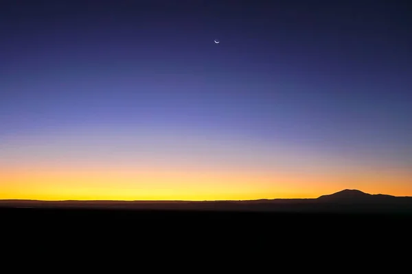 Fantástico Cielo Del Amanecer Sobre Silueta Del Volcán Licancabur Desierto —  Fotos de Stock