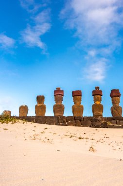 Paskalya Adası 'ndaki Anakena Sahili ya da Şili' deki Rapa Nui. Ahu Nua Nua 'da Moai. Güney Amerika.