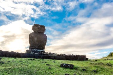 Paskalya Adası 'ndaki Anakena Sahili ya da Şili' deki Rapa Nui. Ahu Nua Nua 'da Moai. Güney Amerika.