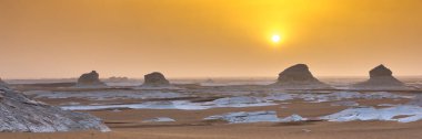 Mısır Sahrası 'ndaki Farafra' da Beyaz Çöl. Afrika. Panoramik görünümlü web pankartı.