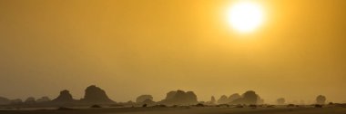 Mısır Sahrası 'ndaki Farafra' da Beyaz Çöl. Afrika. Panoramik görünümlü web pankartı.