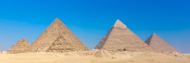 Mısır 'daki Giza piramitleri. Panoramik manzaralı bir web pankartı. Afrika.