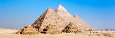 Mısır 'daki Giza piramitleri. Panoramik manzaralı bir web pankartı. Afrika.