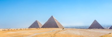 Mısır 'daki Giza piramitleri. Panoramik manzaralı bir web pankartı. Afrika.