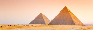 Mısır 'daki Giza piramitleri. Panoramik manzaralı bir web pankartı. Afrika.