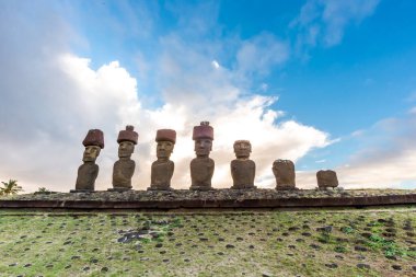 Paskalya Adası 'ndaki Anakena Sahili ya da Şili' deki Rapa Nui. Ahu Nua Nua 'da Moai. Güney Amerika.