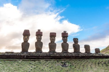 Paskalya Adası 'ndaki Anakena Sahili ya da Şili' deki Rapa Nui. Ahu Nua Nua 'da Moai. Güney Amerika.