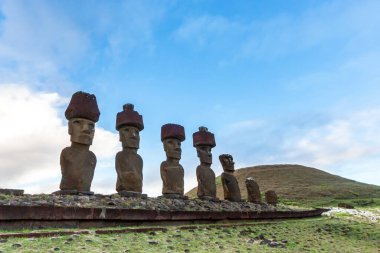 Paskalya Adası 'ndaki Anakena Sahili ya da Şili' deki Rapa Nui. Ahu Nua Nua 'da Moai. Güney Amerika.
