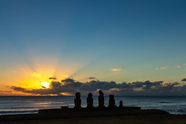 Paskalya Adası, Ahu Vai Uri 'deki Moais, Tahai Arkeolojik Kompleksi, Rapa Nui Ulusal Parkı, Şili. Güney Amerika.