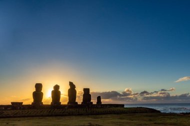 Paskalya Adası, Ahu Vai Uri 'deki Moais, Tahai Arkeolojik Kompleksi, Rapa Nui Ulusal Parkı, Şili. Güney Amerika.