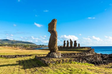 Paskalya Adası, Ahu Vai Uri 'deki Moais, Tahai Arkeolojik Kompleksi, Rapa Nui Ulusal Parkı, Şili. Güney Amerika.