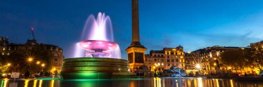 Londra, İngiltere - 08 Mart 2012: Trafalgar Meydanı gece. Uzun pozlama ve gece çekimi. Avrupa.