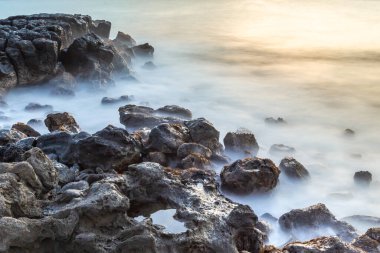 Paskalya Adası 'ndaki Anakena Sahili, Şili' deki Rapa Nui. Güney Amerika.