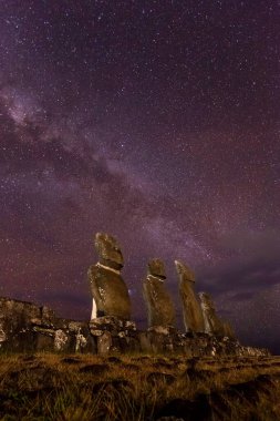 Moais Ahu Vai Uri 'de, Tahai Arkeoloji Kompleksi' nde, Rapa Nui Ulusal Parkı 'nda, Paskalya Adası' nda. Şili.